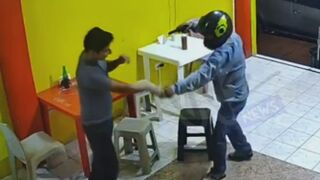 Brave Dude Gets Into A Fight With An Armed Robber