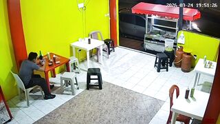 Brave Dude Gets Into A Fight With An Armed Robber