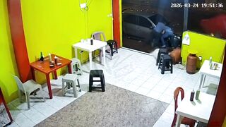 Brave Dude Gets Into A Fight With An Armed Robber