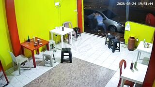 Brave Dude Gets Into A Fight With An Armed Robber