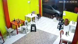 Brave Dude Gets Into A Fight With An Armed Robber