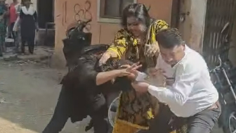 Woman Assaulted By Scammers For Demanding Her Money Back