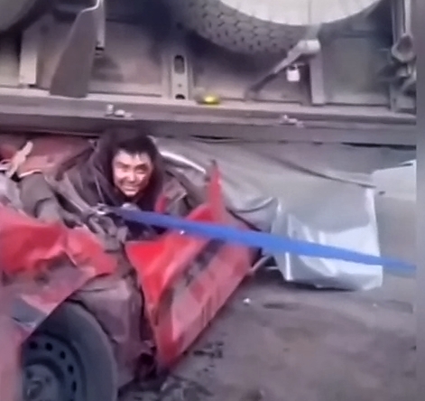 Truck overturns on Kazakhstan highway, crushes car (+aftermath)