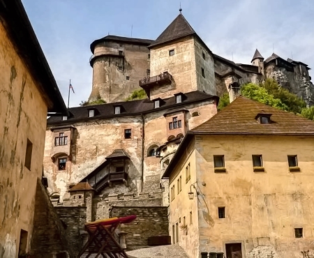 Polish pensioner kills himself by jumping from castle
