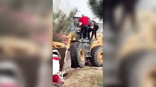Horror in Beijing: Excavator Turns Into Death Machine and Crushes Market Shoppers
