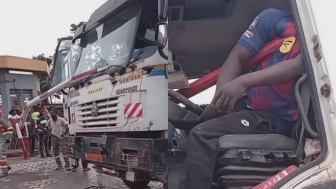 Trucker killed by safety barrier during a maneuver