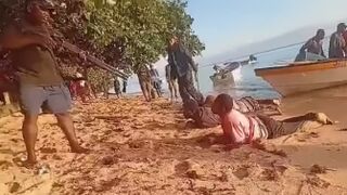 Criminals Get Bones Broken By Officers At The Gunpoint in Papua New Guinea