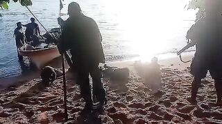 Criminals Get Bones Broken By Officers At The Gunpoint in Papua New Guinea