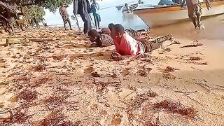 Criminals Get Bones Broken By Officers At The Gunpoint in Papua New Guinea