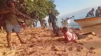 Criminals Get Bones Broken By Officers At The Gunpoint in Papua New Guinea
