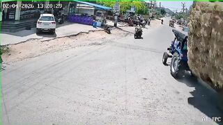 Terrifying Moment: Out-of-Control Tractor Loaded with Hay Flips onto Motorcyclist