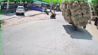 Terrifying Moment: Out-of-Control Tractor Loaded with Hay Flips onto Motorcyclist