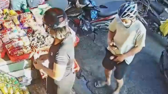 Masked Pervert Falls In Love With A Woman Buying Fruits