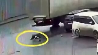 In Nizhny Novgorod, a truck driver fatally hit a pedestrian (2 views)