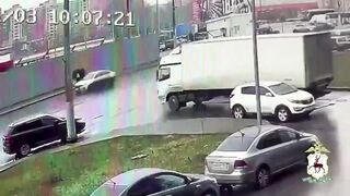 In Nizhny Novgorod, a truck driver fatally hit a pedestrian (2 views)