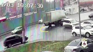 In Nizhny Novgorod, a truck driver fatally hit a pedestrian (2 views)