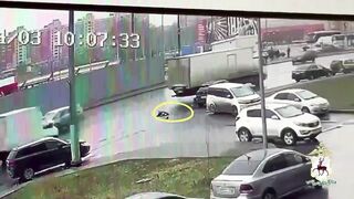 In Nizhny Novgorod, a truck driver fatally hit a pedestrian (2 views)