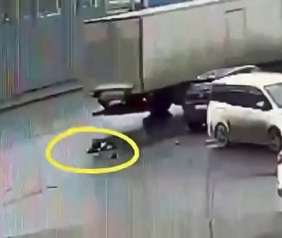 In Nizhny Novgorod, a truck driver fatally hit a pedestrian (2 views)