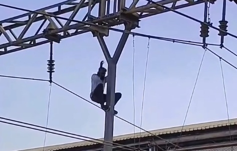 Man Climbs On Electricity Pole And Gets Electrocuted (Another Angle)