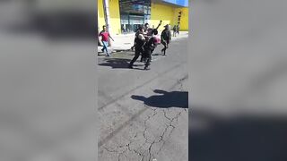 Ecuadorian former soccer player linked to robberies gets jumped during the arrest
