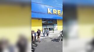 Ecuadorian former soccer player linked to robberies gets jumped during the arrest
