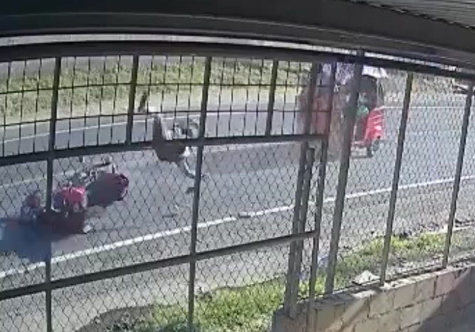High-Speed Biker Slams Into Rickshaw And Dies Horribly