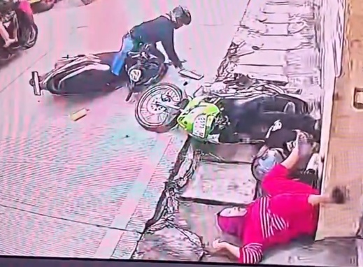Head-On Crash Between Two Motorcycles Leaves Woman in Critical Condition