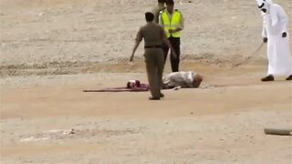 Classic:Saudi Authorities Slice Off the Head of a Man Who Kidnapped and Raped a Boy Before Ki