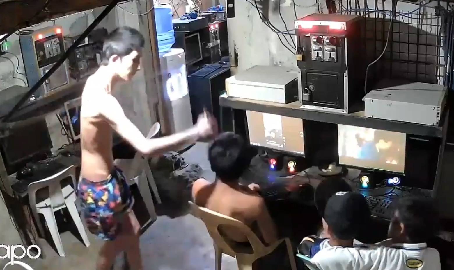 Young Man Stabbed Multiple Times While Playing Games in Internet Cafe