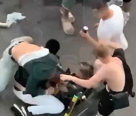 Brutal fight between teenagers and "RosAl" saleswoman