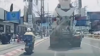 Moped Rider Meets The Cement Truck, Dies