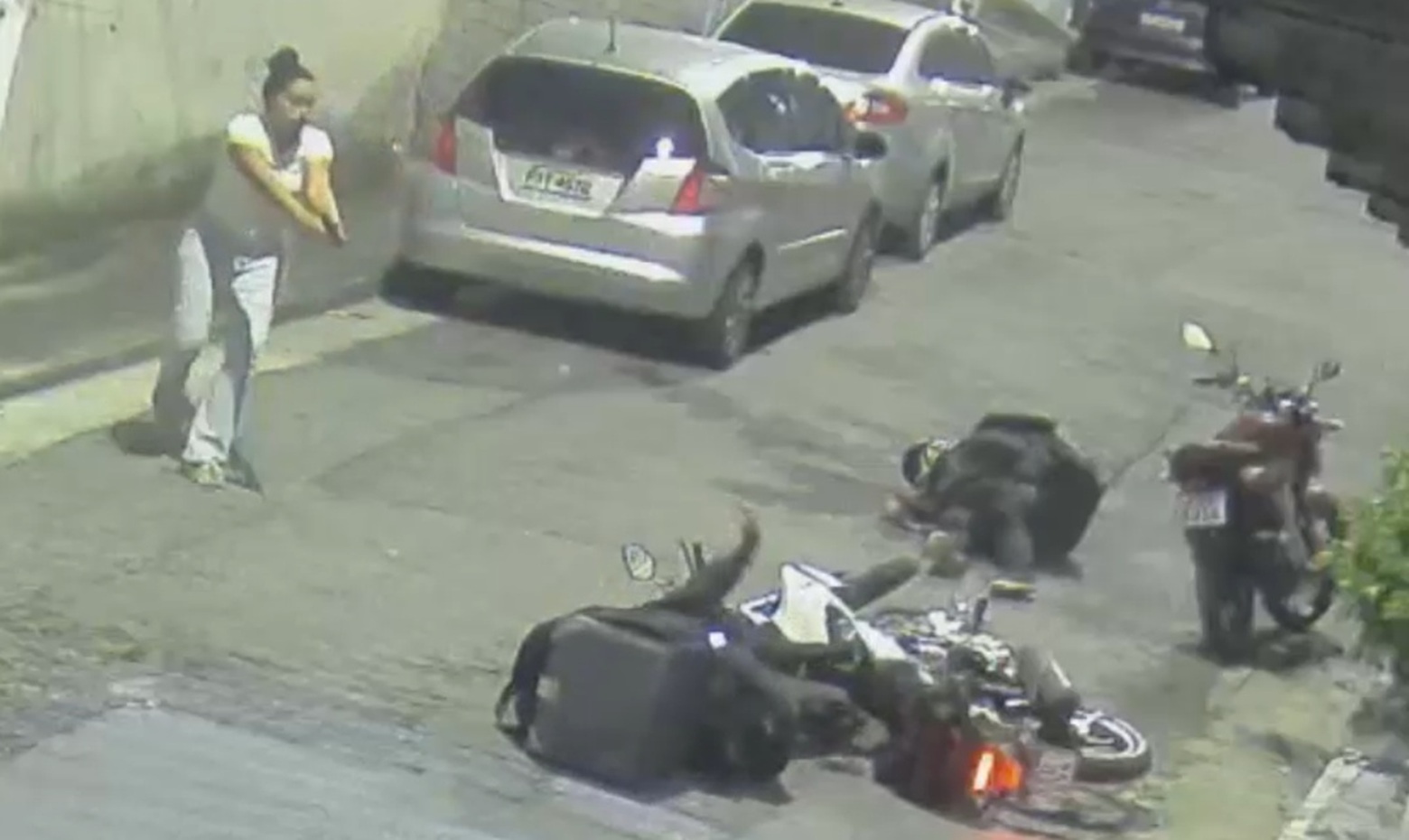 An Off-Duty Policewoman Repels Assault and Kills Two Armed Criminals Outside Her Home