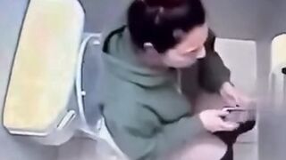 LoL  "Girl had to interrupt toilet session"