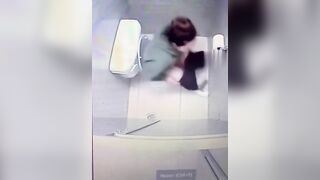 LoL  "Girl had to interrupt toilet session"
