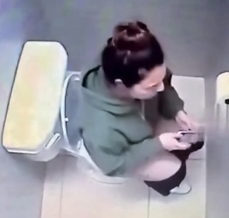 LoL  "Girl had to interrupt toilet session"