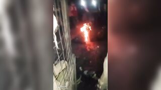 Criminal Tries to Rob Taxi Driver, Captured by Angry Mob, Beaten and Burned to Death
