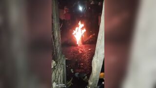 Criminal Tries to Rob Taxi Driver, Captured by Angry Mob, Beaten and Burned to Death