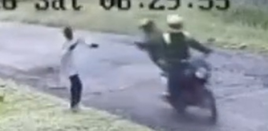Motorcycle Thugs Strike Pedestrian with Iron Bar in Chilling Robbery