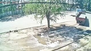 Motorcyclislt Plows Into The Turning Truck, Dies On Spot