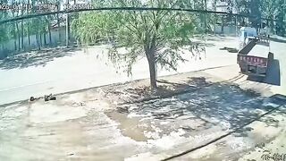 Motorcyclislt Plows Into The Turning Truck, Dies On Spot