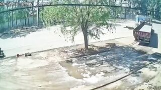 Motorcyclislt Plows Into The Turning Truck, Dies On Spot
