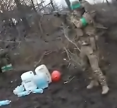 Orcs drone hits Ukrainian soldier in the legs