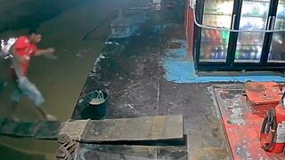 Tragic Slip on Dock Ramp: Man Hits Head and Vanishes into Tarauacá River