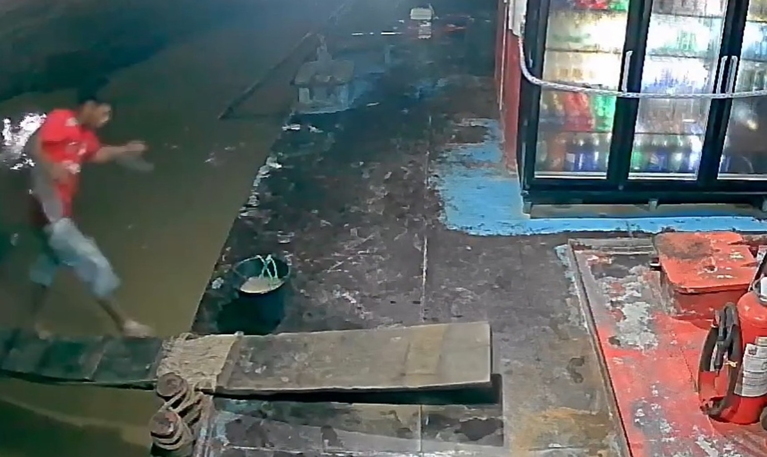 Tragic Slip on Dock Ramp: Man Hits Head and Vanishes into Tarauacá River
