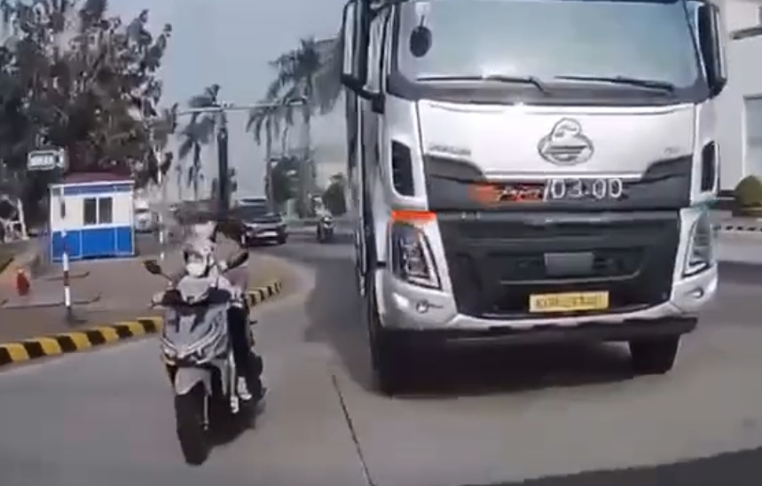 Mother Crushed to Death by Truck While Riding Scooter with Son; Child Survives