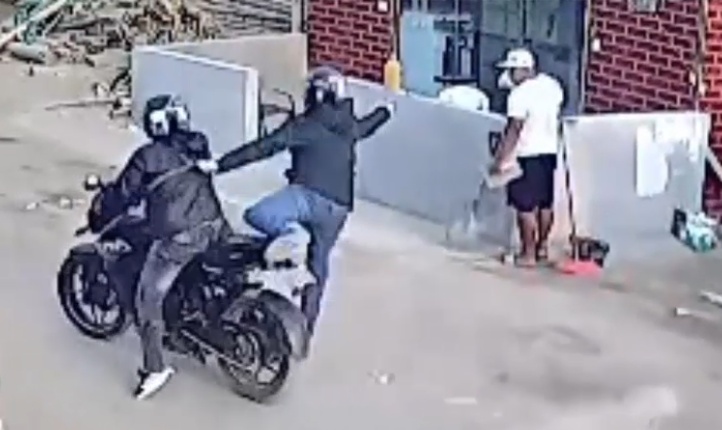 Sicarios on Motorcycle Unleash Hail of Bullets, Execute Young Man at Doorstep