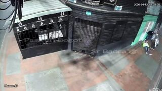 Gang of Thieves Brutally Beats Young Man to Steal His Bike and Belongings