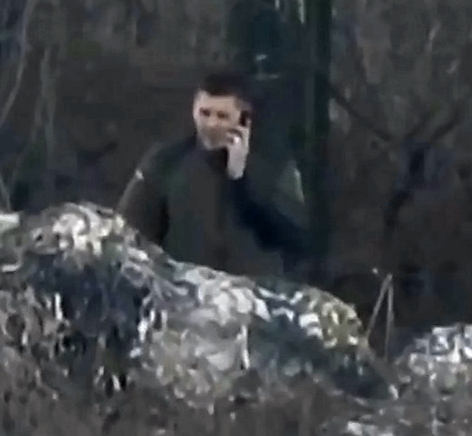 Sniper shot interrupts UA soldier's phone conversation