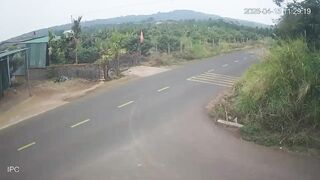 A Motorcyclist Loses Balance and Meets Tragic Death at Concrete Barrier