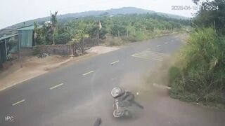 A Motorcyclist Loses Balance and Meets Tragic Death at Concrete Barrier